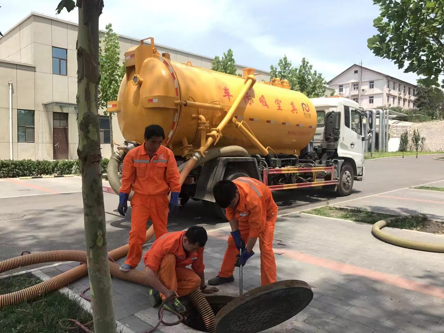 河南管道疏通车停在窨井附近