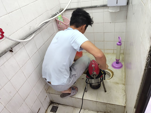 河南管道堵塞冒臭气 专业师傅现场解决问题