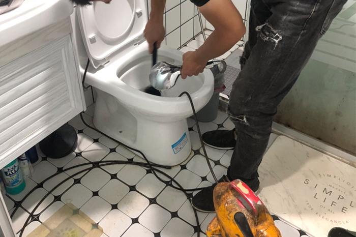 河南马桶堵塞自己疏通还是找师傅?专业上门服务让你省时更省心